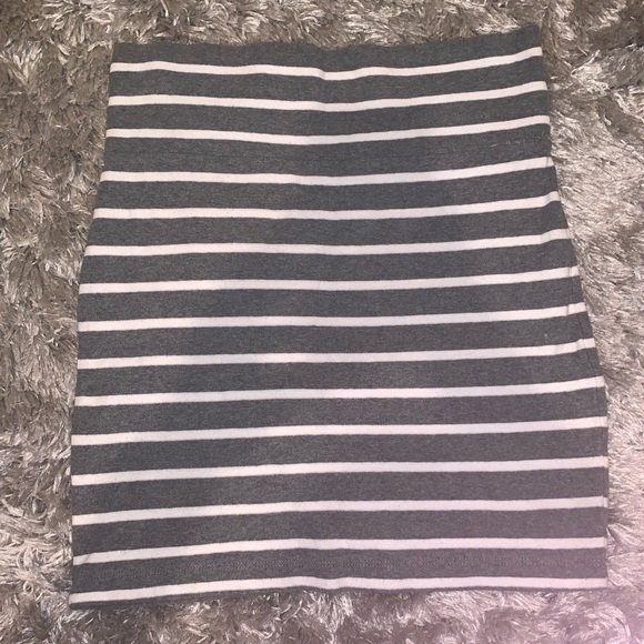 Forever 21 Dresses & Skirts - Gray and white forever 21 skirt SIZE S